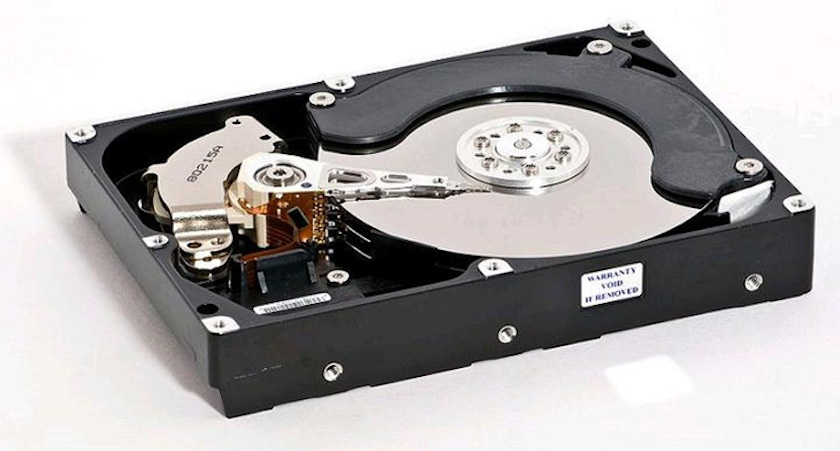 HDD viết tắt của Hard Disk Drive là ổ cứng truyền thống, ở giữa ổ cứng là một động cơ quay để ghi/đọc dữ liệu