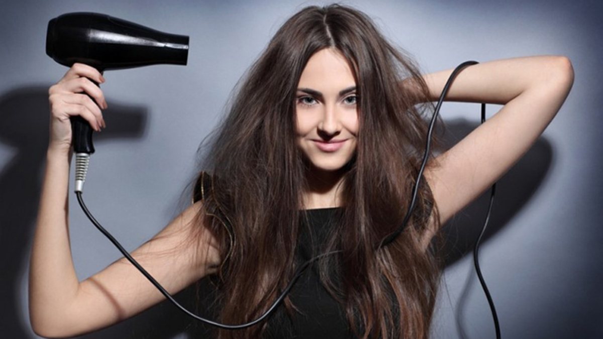 Cách tạo kiểu tóc phồng với máy sấy tóc cho nữ