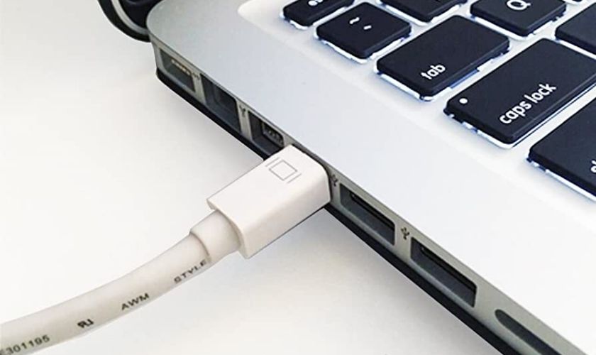 Cáp Mini DisplayPort được cắm vào cổng Mini DisplayPort hoặc Thunderbolt