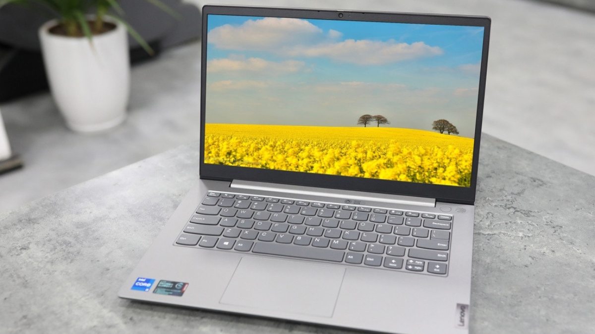 Review laptop Lenovo cũ về màn hình