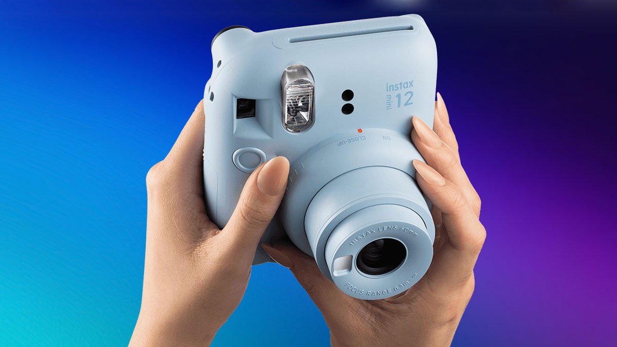 Fujifilm Instax Mini 12 review màu sắc máy