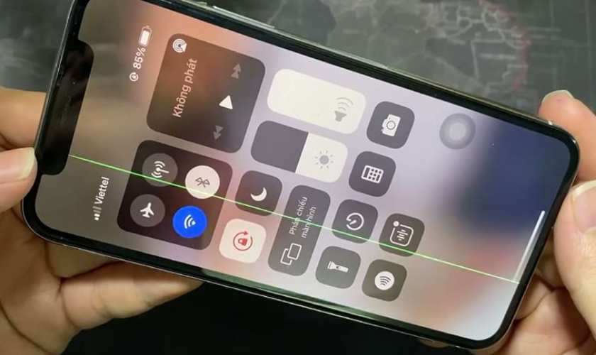 Màn hình iPhone Xs Max tự dưng đen có sọc mờ, treo không sử dụng được là do đâu?