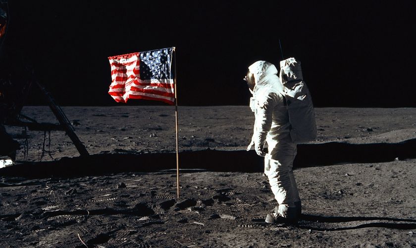 Hình nền phi hành gia cấm cờ trên Mặt Trăng cho máy tính