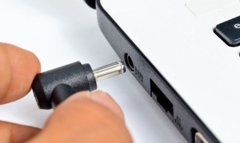 Kiểm tra kết nối giữa dây sạc và đầu nối khắc phục lỗi sạc laptop Dell nhưng không sáng đèn